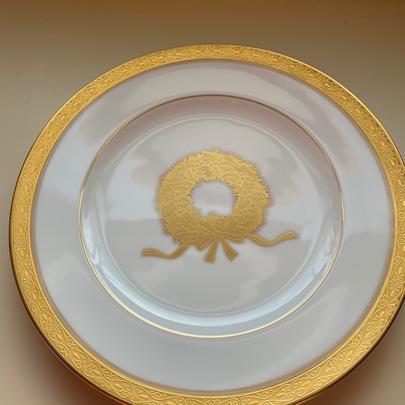 Noritake Christmas Wreath Accent Plate Gold - Picture 7 of 7